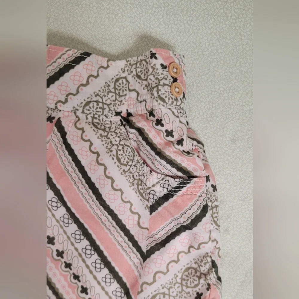 Old Navy Skirt girls size 4T chevron skirt with pockets, 100% Cotton.